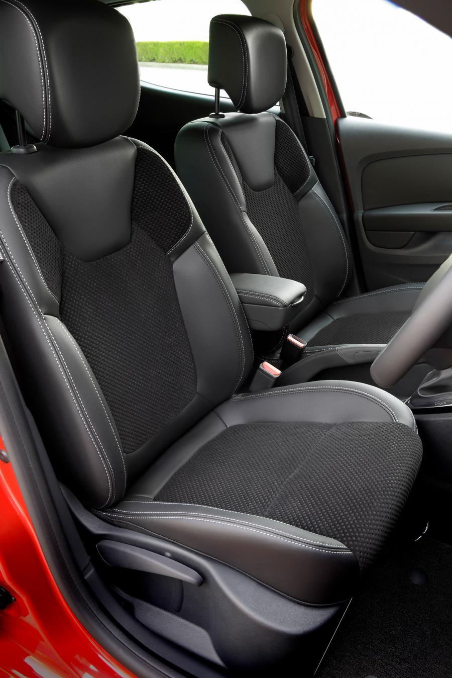 Интерьер Renault Clio 2017 года  (AU) (фото 14 из 40)
